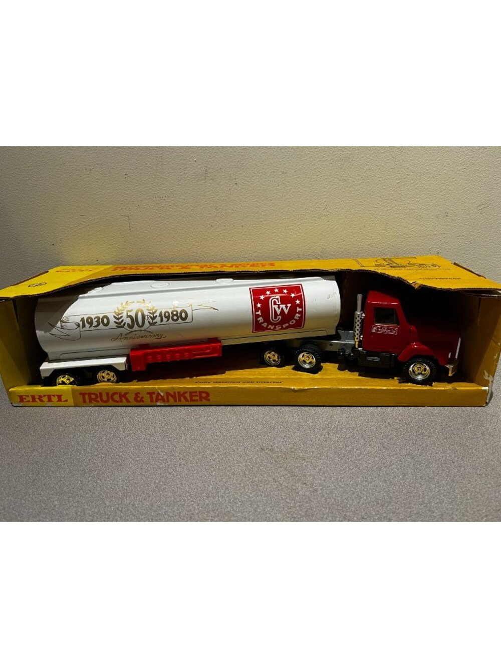 Ertl international Semi Truck Tanker Boxed Promo CW Transport New in box